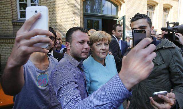 Diese Bilder gingen 2015 um die Welt, als die deutsche Kanzlerin Angela Merkel ein Flüchtlingslager nahe Berlin besuchte.