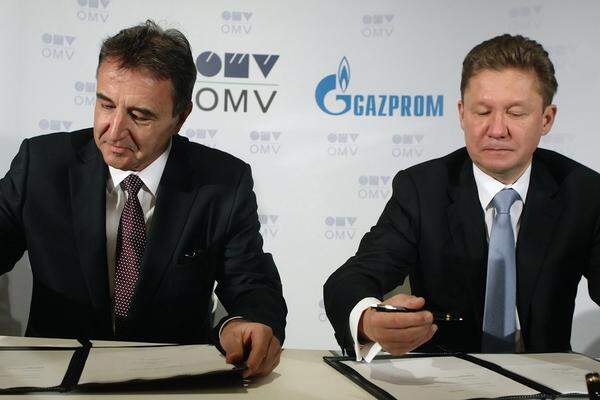 Der Arbeitsbesuch Putins ist ein Gegenbesuch für Fischers Russland-Besuch von 2011. Damals hatte der österreichische Bundespräsident noch für das Gas-Pipeline-Projekt Nabucco geworben, das später scheiterte. Am Dienstagmittag wurde in Wien ein Vertrag über den Bau der Gas-Pipeline South Stream von der OMV und Gazprom in Wien unterschrieben. Dieses Gas-Pipeline-Projekt umgeht die Ukraine und ist daher politisch umstritten.Im Bild: OMV-Generaldirektor Gerhard Roiss (li) und Gazprom-CEO Alexei Miller