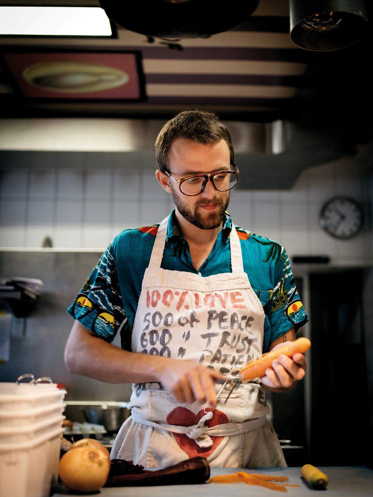 „Today I love you forever“, schwört die Schürze des Jüngsten, während die Rehe und Tauben auf seinem bunten Unterarm die Älteste umarmen. Die Älteste bewahrt nicht nur an der Kaffeemaschine weißblusengebügelte Haltung, sondern selbst dann, wenn sie Schwarzbeerzähne zeigt. Und der Blick des Mittleren (der in seiner Küche den Bauch laut Chronist nicht einzieht) ist vom Dampf vernebelt. Was man sonst noch zu sehen bekommt: Hirn in blutiger Lake, Hawaiihemden, Milchreis. Die Schellhorns haben ein Kochbuch gemacht.