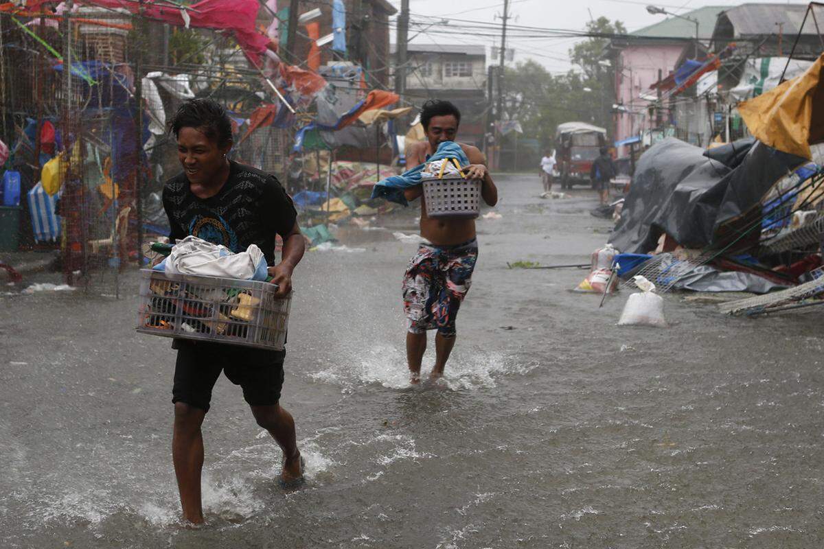 Hunderttausende Menschen hatten sich bereits am Montag vor den ersten Ausläufern des Taifun "Rammasun" in Sicherheit gebracht. Am Dienstag erreichte der Taifung die Provinz Albay im Osten des Landes, wo etwa 137.000 Menschen aus Küstengebieten flüchteten.