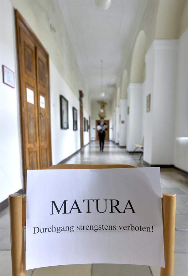 180 Lehrerinnen und Lehrer haben unter der Leitung des BIFIE die Klausuraufgaben für die Zentralmatura erstellt. Dazu kommen rund 50 Fachexperten verschiedener Bereiche, Fachdidaktiker und Testtheoretiker.10 Tage dauert es, bis die Schüler spätestens ihr Prüfungsresultat bekommen. Im Bildungsministerium werden alle Ergebnisse gesammelt. Am 26. Mai wird die gesamte Maturastatistik veröffentlicht.