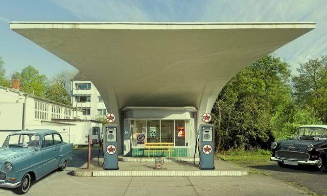 Germany Lower Saxony Hannover petrol station and two vintage cars of Fifties PUBLICATIONxINxGERxS