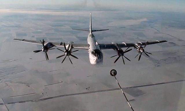 Ein russischer Langstreckenbomber wird für den Einsatz in Syrien aufgetankt.