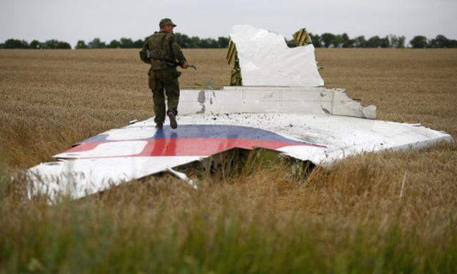 Ein russischer Separatists auf Trümmern der MH17
