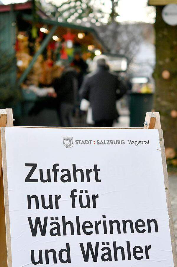 Unter Werner Faymann galt die SPÖ als deklarierter Gegner eines Mehrheitswahlrechts, während die ÖVP Modelle präferierte, die eine Regierungsbildung vereinfachen. Entsprechend erfreut hat der Koalitionspartner auch auf die Ankündigung Kerns reagiert, der die stimmenstärkste Partei automatisch mit der Regierungsbildung beauftragen will. Allerdings sind wohl noch einige Details zu klären. Scheitern könnte das Mehrheitswahlrecht aber an der fehlenden Zweidrittelmehrheit der Koalition. Sie brauchte dafür die Stimmen von FPÖ oder Grünen – und beide Parteien sind derzeit strikt gegen ein Mehrheitswahlrecht. Wobei die Pläne für die Freiheitlichen durchaus attraktiv sein könnten: Wenn die FPÖ ihre derzeitigen Umfrageergebnisse auch bei Wahlen erreicht, würde sie davon profitieren – sie würde nämlich den Bundeskanzler stellen.