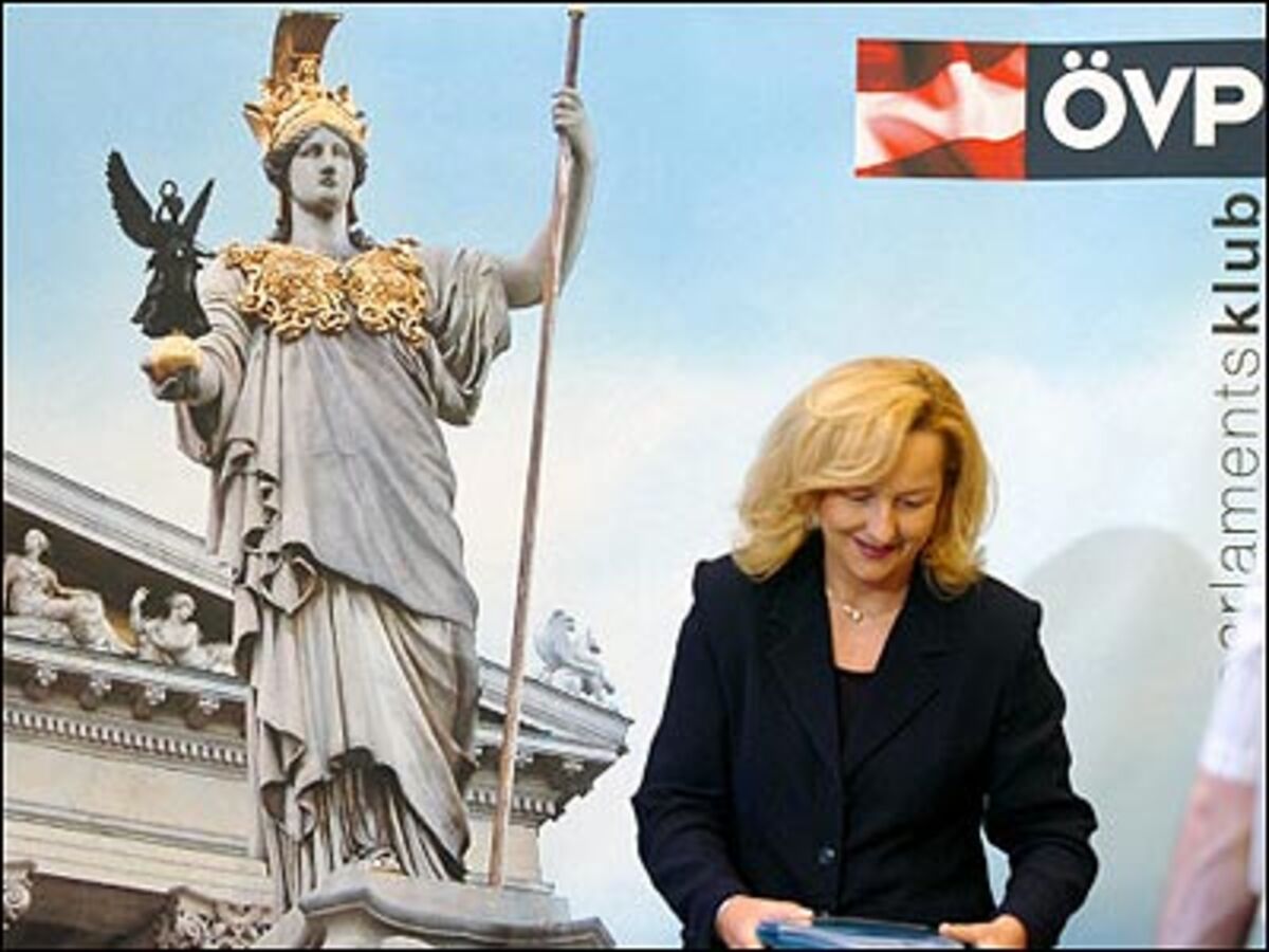 Auch eine andere Langgediente in der Politik macht sich wohl Hoffnungen: Justizsprecherin Maria Fekter (Bild), die im Eurofighter-Ausschuss mit Peter Pilz kämpft. Außenseiterchancen haben auch Salzburgs VP-Klubobfrau Gerlinde Rogatsch sowie Doraja Eberle und Greti Schmid, Landesrätinnen in Salzburg und Vorarlberg.