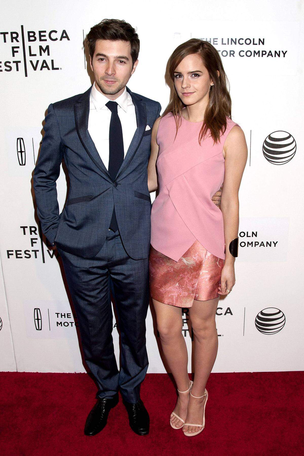 Im Zuge des Tribeca Film Festivals in New York erschien Emma Watson zur Premiere ihres neuen Films "Boulevard" in einem rosaroten Ensemble von Narcisco Rodriguez.