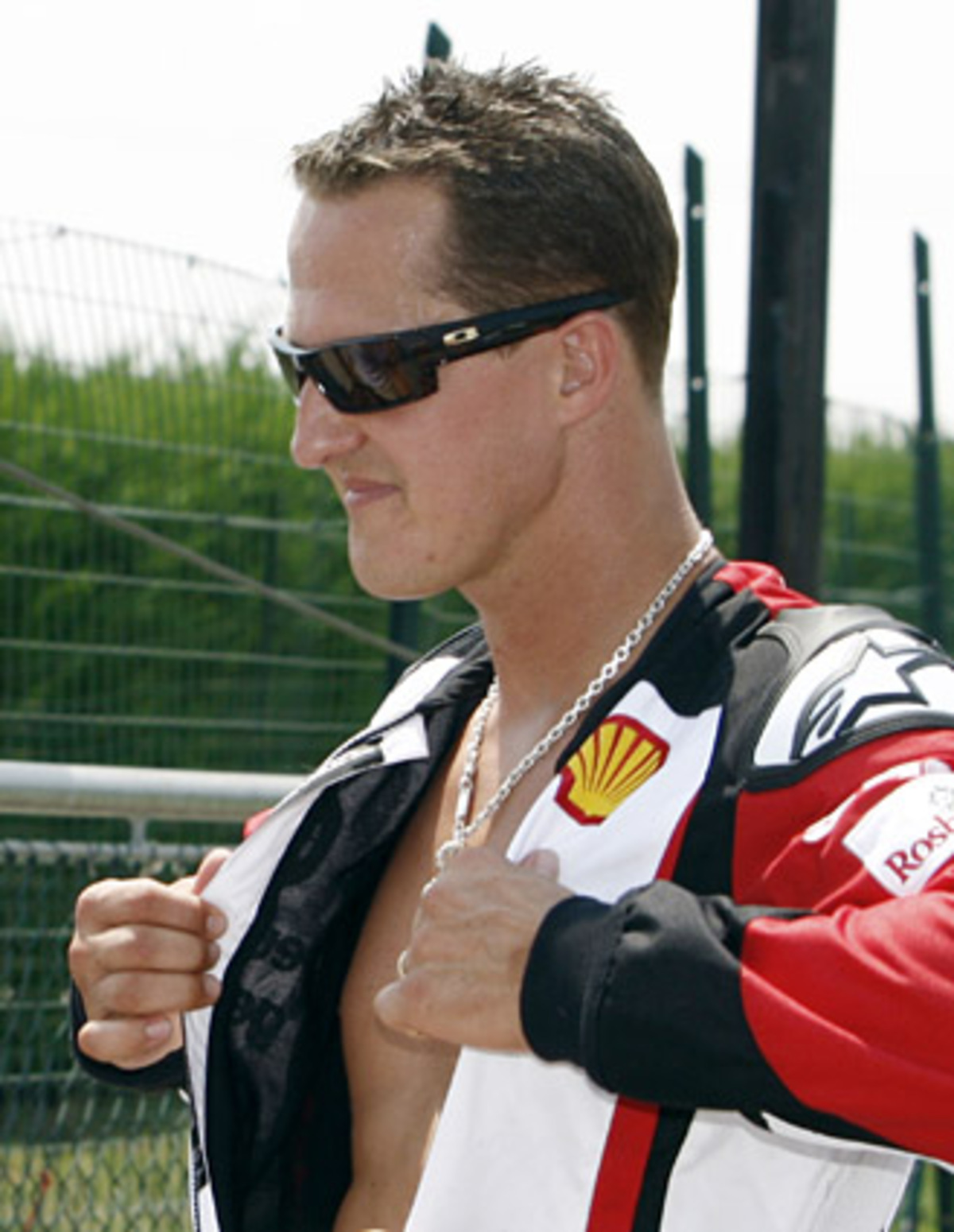 Michael Schumachers Rückkehr in die Formel 1 ist jetzt offiziell. Das Team Mercedes-GP-Petronas bestätigt, dass der 40-jährige Deutsche in der kommenden Saison im Silberpfeil sitzen wird. Damit wird der siebenfache Weltmeister nach mehr als drei Jahren sein Comeback in der Königsklasse des Motorsports geben. Die fast noch größere Überraschung: Schumacher plant sein Comeback nicht nur für ein Jahr, sondern für drei. Dass ein solches Comeback durchaus gelingen kann, haben zahlreiche andere Beispiele bewiesen.