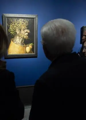 Erst die Kunst, am nächsten Tag dann der Papst-Antrittsbesuch: Van der Bellen vor Arcimboldos „Winter“ in der Ausstellung des Kunsthistorischen Museums im Palazzo Cipolla.