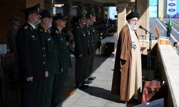 Ayatollah Khamenei bei seiner Rede vor Soldaten am Dienstag.