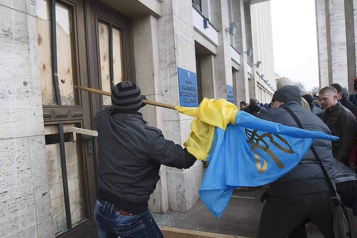 Kein Gebäude der verhassten Staatsmacht war in der Westukraine vor Angriffen sicher: Das Bild zeigt die Erstürmung eines Verwaltungsgebäudes in Uzhorod am 19. Februar.