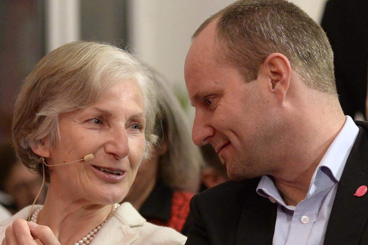 "Sie hat was am Kasten."   Neos-Chef Matthias Strolz hält viel von Vielleicht-Bundespräsidentschaftskandidatin Irmgard Griss.   "Ich trete an, um zu gewinnen. Sonst könnte ich es mir ja sparen."   Griss scheint hochmotiviert.