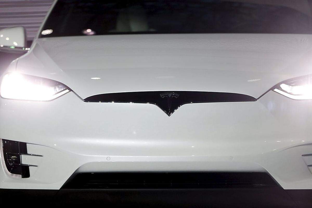 Stylische Eleganz im Scheinwerferlicht, das ist auch Dienstagnacht bei der Präsentation des "Model X" in Teslas Fabrik in Fremont, Kalifornien, angesagt.