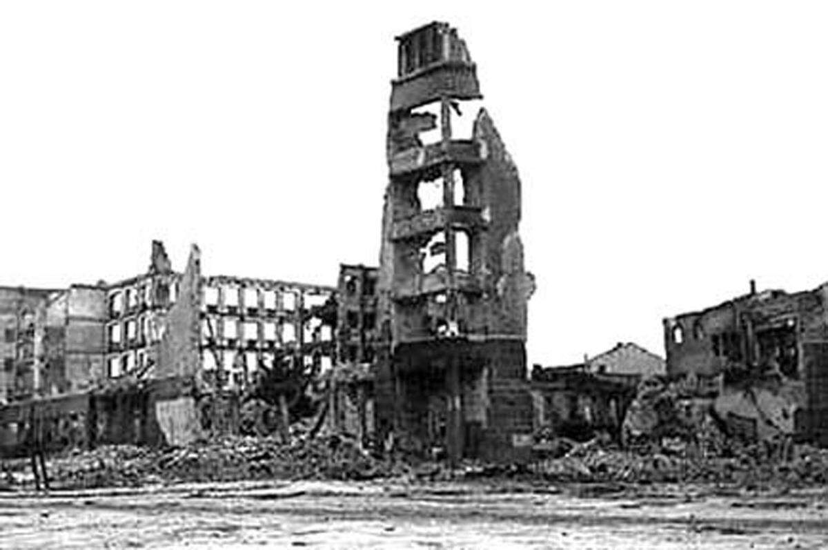 War Stalingrad die Wende im Zweiten Weltkrieg? Viele Historiker halten das für einen Mythos. Die deutsche Blitzkrieg-Strategie war schon zuvor, im Winter 1941, gescheitert. Damals hatte die Rote Armee den raschen Vormarsch der Deutschen vor Moskau gestoppt.