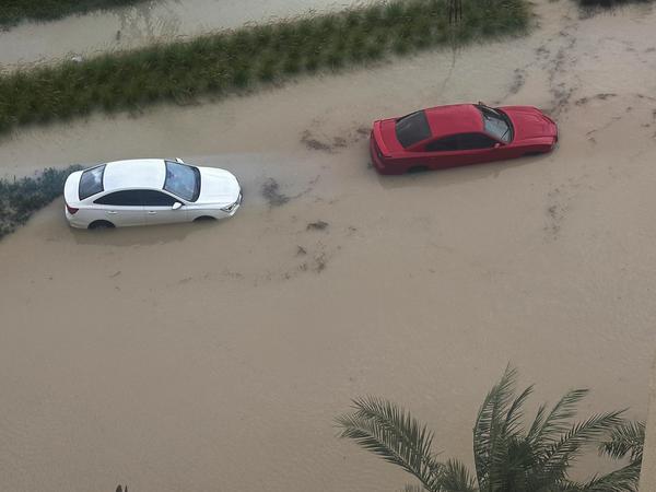 Autos auf überfluteten Straßen.