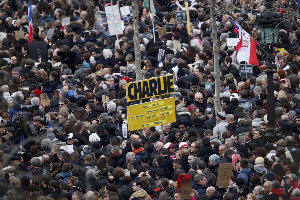 Streckenverlauf des Marsch: Vom Platz der Republik bis zum Platz der Nation auf zwei gesicherten Routen. Die Hauptstrecke von etwa drei Kilometern Länge führte über den Boulevard Voltaire, der beide Plätze in einer Linie direkt verbindet.Damit gingen die Demonstranten in unmittelbarer Nähe der Redaktion von "Charlie Hebdo" vorbei. Den zweite Weg markierten Avenue de la Republique, Boulevard de Menilmontant und Avenue Philippe Auguste, mit einer Ausweichmöglichkeit über Avenue Charonne und Cours de Vincennes.