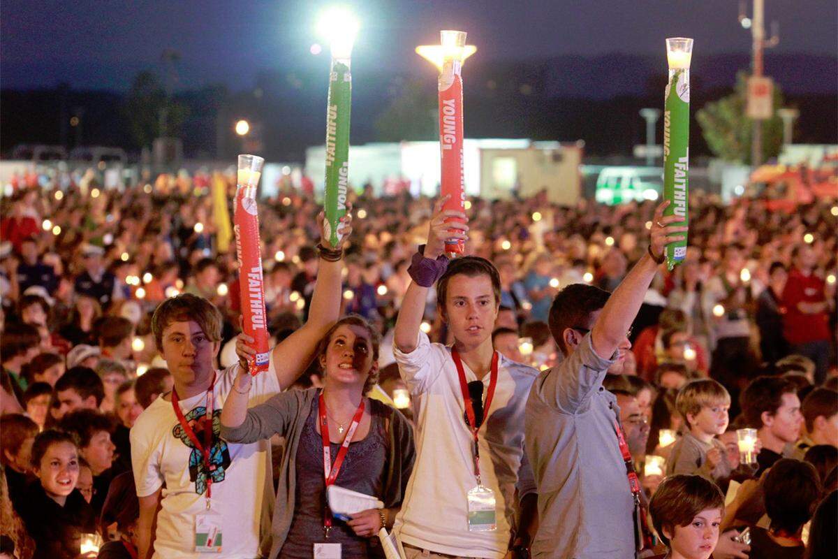 Zum Abschluss seines dritten Besuchstags in Deutschland hat Papst Benedikt XVI. mit fast 30.000 Jugendlichen in Freiburg ein Abendgebet abgehalten. Tausende Kerzen verwandelten das Messegelände bei der Gebetsvigil in ein Lichtermeer. "Eine winzige Flamme verbreitet sich im Kreis vieler Lichter und erhellt das dunkle Gotteshaus", sagte der Papst in einer Ansprache.