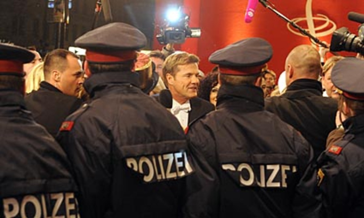 Polizei und seine eigenen Securities hatten einiges zu tun, die Stargäste unbeschadet bis zum Eingang zu befördern.