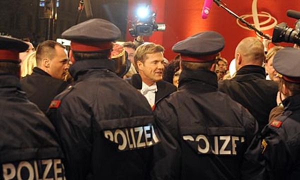 Polizei und seine eigenen Securities hatten einiges zu tun, die Stargäste unbeschadet bis zum Eingang zu befördern.