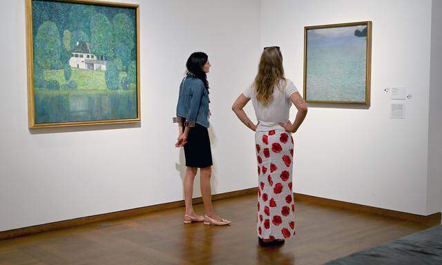 Der Blick auf den Attersee allein erfrischt schon - auch wenn es „nur“ Klimts Gemälde ist. 
Foto: Clemens Fabry