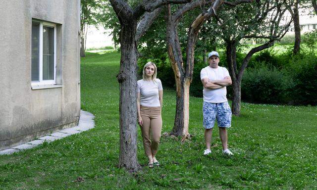 Benny und Tali B. in einem Park in Wien. Die beiden waren nie arbeitslos, können sich das Leben aber kaum noch leisten.
