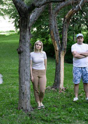 Benny und Tali B. in einem Park in Wien. Die beiden waren nie arbeitslos, können sich das Leben aber kaum noch leisten.