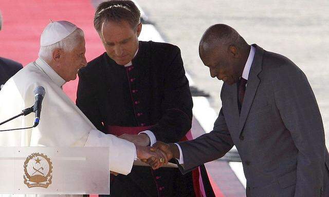Angolas Präsident Dos Santos 2009 mit dem damaligen Papst Benedikt XVI.