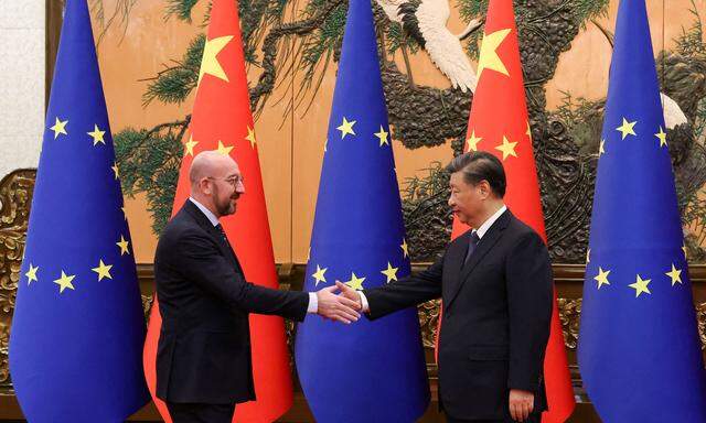 Charles Michel (li.) ist der erste ausländische Politiker, der Xi nach der jüngsten Protestwelle gegen die harten Null-Covid-Maßnahmen in China trifft.