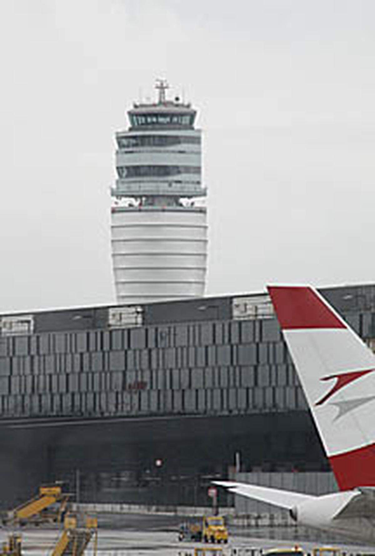 Wegen der massiven Baukostenüberschreitung beim Ausbau des Flughafen Wien ermittelt die Justiz u.a. gegen die Flughafen-Wien-Manager Herbert Kaufmann und Gerhard Schmid sowie gegen Ex-Vorstand Christian Domany. Der Verdacht auf Untreue, Betrug und Bilanzfälschung steht im Raum.