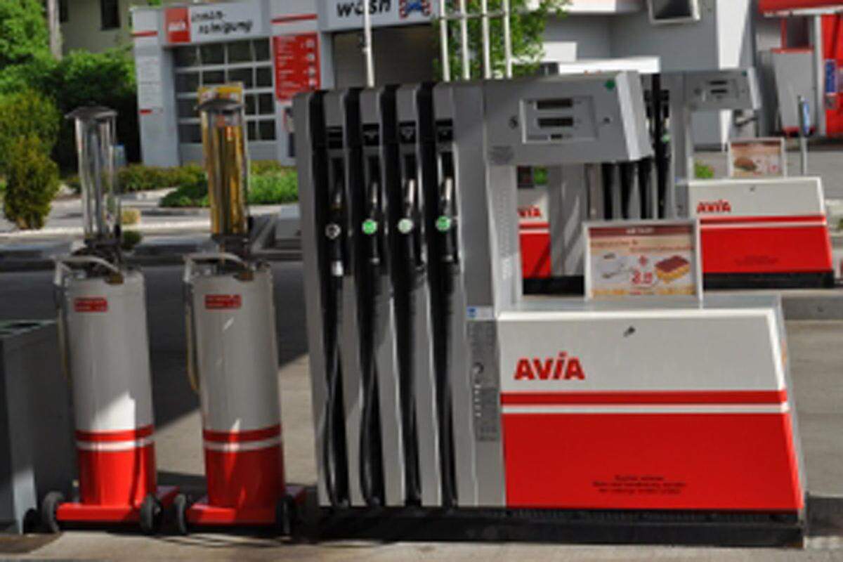 Avia bezeichnet sich selbst als Partner des Mittelstandes. Von den 115 Tankstellen werden 27 als Automatenstationen betrieben.