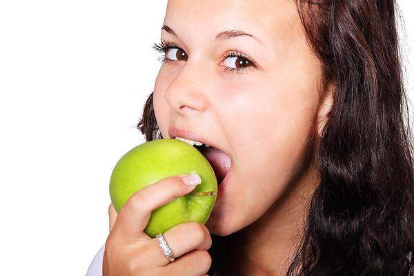 „An apple a day keeps the doctor away!“, heißt ein gutes altes Sprichwort. Wer auf Nummer sicher gehen möchte, gönnt sich Obst und Gemüse zumindest fünfmal am Tag. Äpfel, Karotten und Mandarinen sollten in jeder Jausenbox Platz haben!
