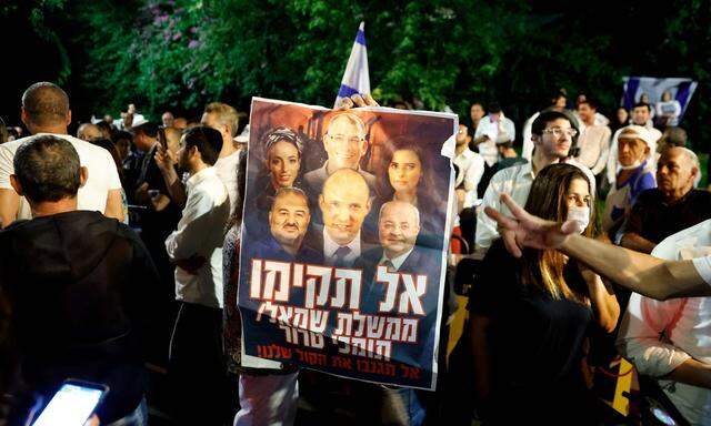 Anhänger von Benjamin Netanjahu protestieren gegen die geplante Koalition, in der ihr Idol keinen Platz mehr finden soll.