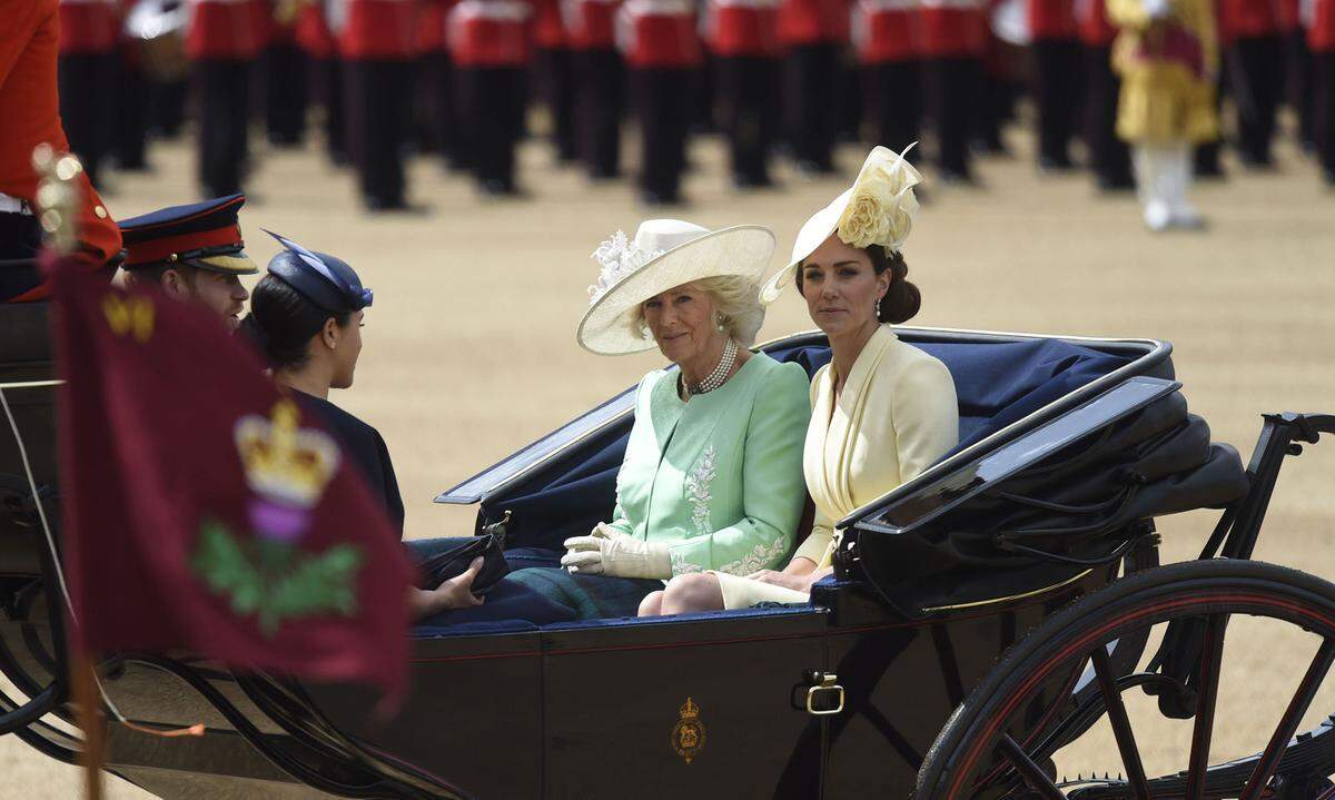 Für die jährliche "Trooping the Colour"-Parade wählte die Herzogin heuer ein hellgelbes Kleid von Alexander McQueen mit einem Hut von Philip Treacy.  