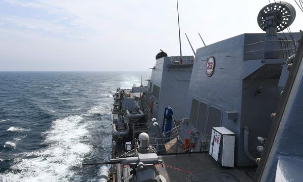 Dieses von der US-Marine am 8. Mai 2024 aufgenommene Bild zeigt den Lenkwaffenzerstörer USS Halsey der Arleigh-Burke-Klasse bei der Durchführung routinemäßiger Einsätze auf der Durchfahrt durch die Straße von Taiwan. 