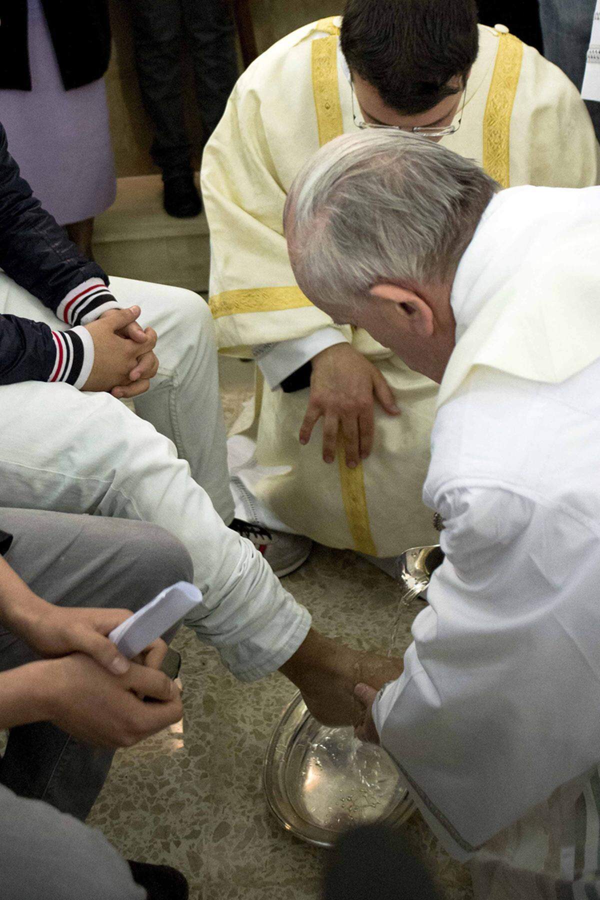 "Wir müssen uns gegenseitig helfen, das ist das, was uns Jesus lehrt und das ist das, was ich tue. Es ist meine Pflicht, doch ich tue es von Herzen", sagte der Papst.