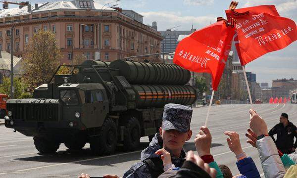 Das Boden-Luft-Raketensystem S-400 war Teil der Parade in Moskau.