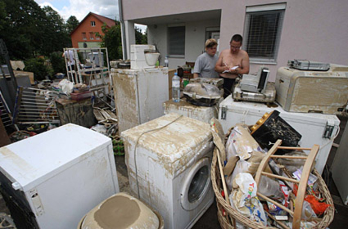 "Das Oberflächenwasser ist prinzipiell weg, jetzt müssen die Wasserschäden und die Schlammmassen beseitigt werden", sagte Thomas Meier, Pressesprecher des Landesfeuerwehrverbandes. Aufräumarbeiten in Hatzendorf (Stmk.)