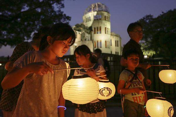 Der heutige Donnerstag steht in Japan, aber auch weltweit, im Zeichen des Gedenkens an den Atombombenabwurf der USA auf Hiroshima vor 70 Jahren. Dort begannen die Feierlichkeiten bereits um 08.15 Uhr Ortszeit (01.15 Uhr MESZ) mit einer Schweigeminute zu der unter anderem Regierungschef Shinzo Abe, die US-Botschafterin Caroline Kennedy und zehntausende weitere Menschen im Friedensdenkmal-Park der Stadt zusammengekommen waren – exakt zu jener Zeit also, als am 6. August 1945 die US-Bombe „Little Boy“ abgeworfen wurde.