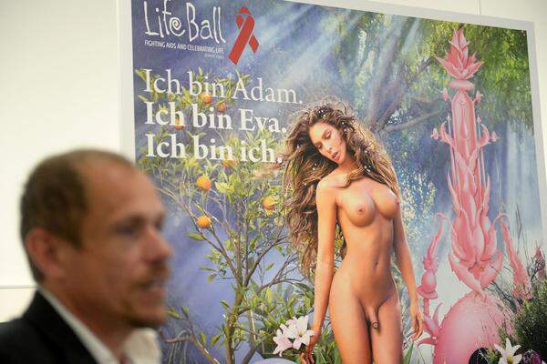 David LaChapelle‘s Interpretation zeigt die Transgender-Frau Carmen Carrera nackt inmitten einer Gartenszenerie in beiden Geschlechtern: einmal weiblich, einmal männlich. "Die Trennlinie zwischen den Geschlechtern ist längst verschwommen - jeder ist auf seine Art einzigartig. Für mich ist ein Körper nicht nur der Gegenstand zur Erfüllung sexueller Gelüste. Vielmehr beherbergt er auf wunderschöne Weise die Seele des Menschen - und genau das feiern wir in diesem Bild", erklärt David LaChapelle.