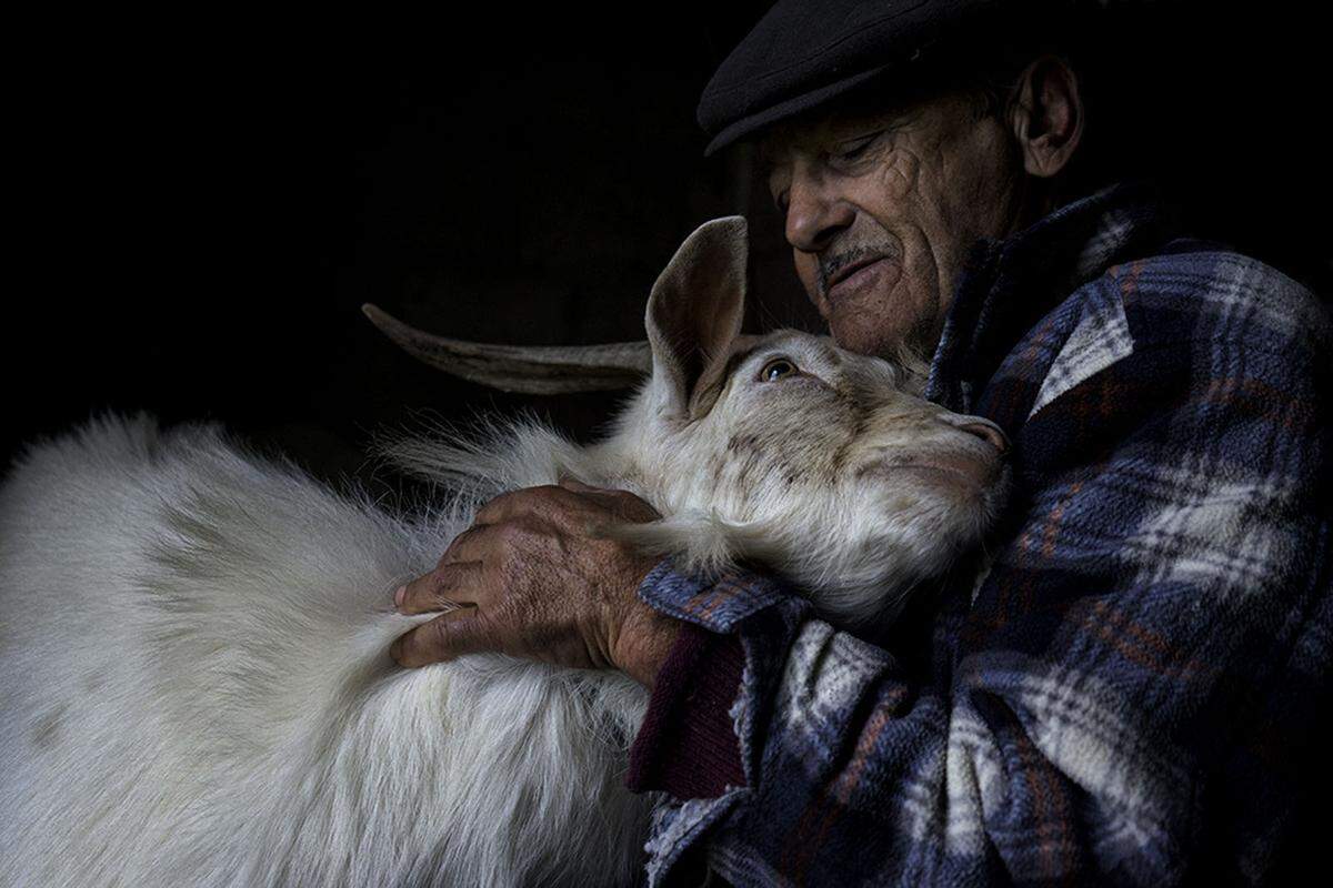 Ein Teilnehmer aus Portugal fotografierte einen Landwirt mit seiner Ziege.