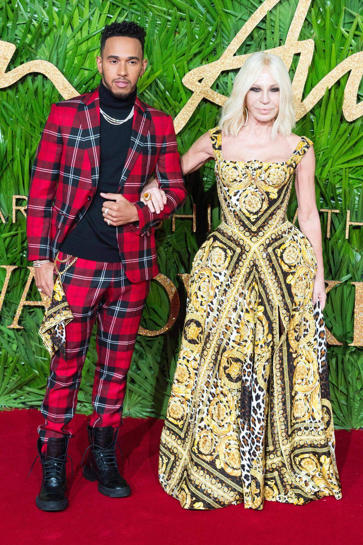 Goldige Opulenz: Donatella Versace wurde als Style Icon geehrt. Formel-1-Rennfahrer Lewis Hamilton wurden ebenfalls von ihr ausgestattet, bei ihm durften es Karos sein.