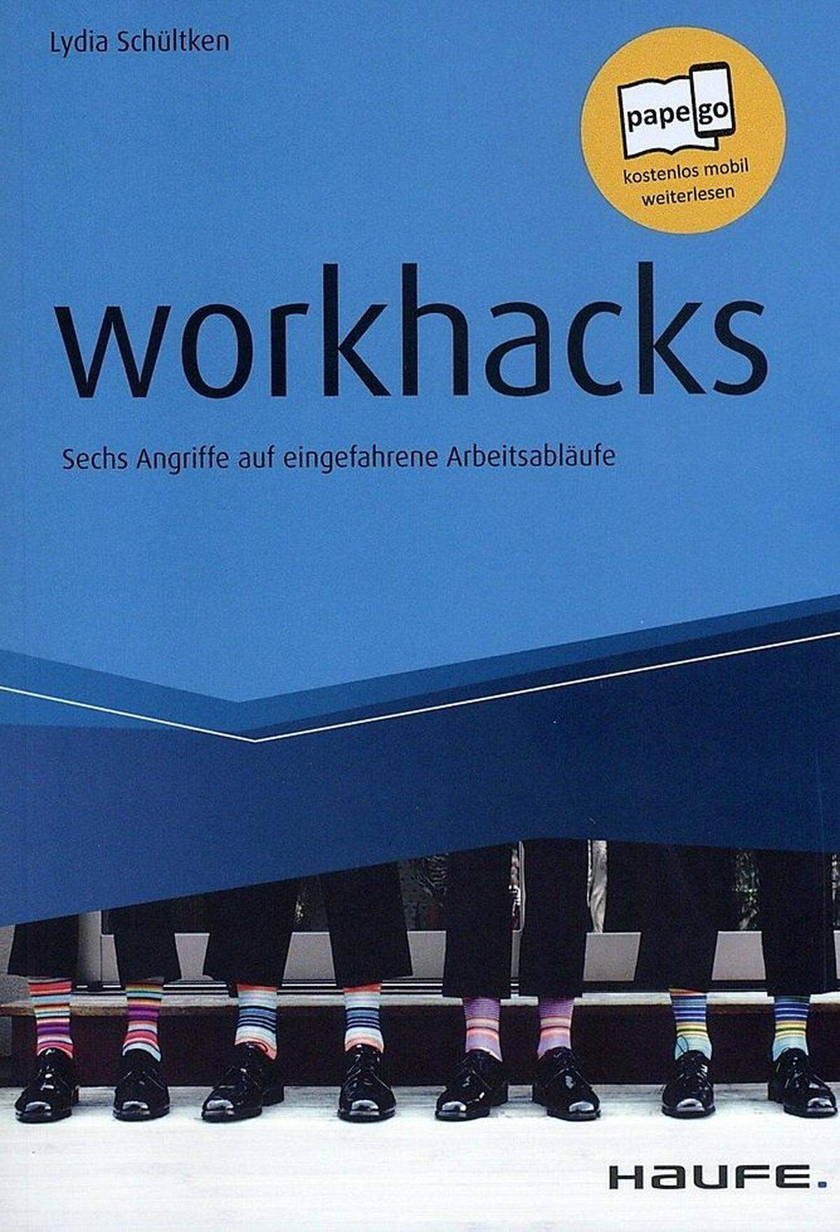 Platz 10                                                                        workhacksSechs Angriffe auf eingefahrene Arbeitsabläufevon Lydia Schültken Lydia Schültken und ihre Mitautoren sprechen mit ihrem Buch ein Problem an, unter dem viele Unternehmen und deren Mitarbeiter leiden: aufreibende Arbeitsabläufe, die Zeit und Nerven kosten. Das schadet nicht nur der Unternehmenskultur, sondern führt auch zu schlechten Ergebnissen. Die Autoren stellen mit ihren sechs Workhacks überzeugende Lösungen für solche Probleme vor. Ein guter Kniff dabei ist, dass sie dies anhand von kurzweilig erzählten Geschichten tun, in denen immer eine Person aus einem fiktiven Unternehmen im Mittelpunkt steht. Die Geschichten lesen sich wie kleine Heldenreisen, an deren Ende die Hauptfigur die Hindernisse an ihrem Arbeitsplatz mithilfe eines Workhack überwunden hat. Dank der detailreichen Kurzgeschichten erfährt man genau, wie Workhacks eingesetzt werden und wie sie funktionieren.