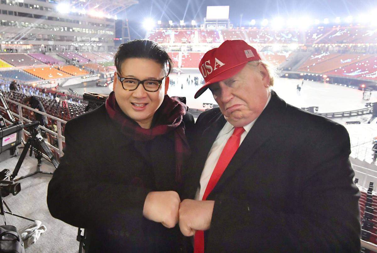 Bereits während der Eröffnungsfeier hatte Kims Doppelgänger für Aufregung gesorgt. An seiner Seite: Ein Donald-Trump-Fake.