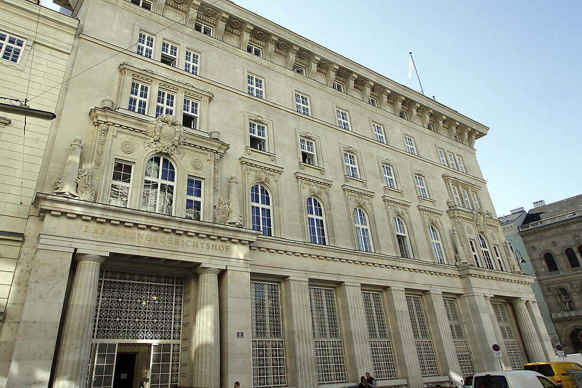 25. September.  Das neue Gebäude des Verfassungsgerichtshofs, der nun im Haus untergebracht ist, das 1914–1921 als Bankgebäude für die 'Österreichische Creditanstalt für Handel und Gewerbe' von den Architekten Ernst Gotthilf und Alexander Neumann errichtet worden ist.