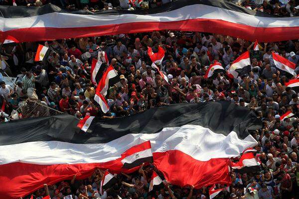 Wieder strömen zigtausende Mursi-Gegner auf die Straßen. In Kairo versammeln sie sich unter anderem auf dem Tahrir-Platz, wo sie schon 2011 den Sturz von Despot Hosni Mubarak gefeiert haben. Auch diesmal sollte am Tahrir-Platz wieder gejubelt werden.