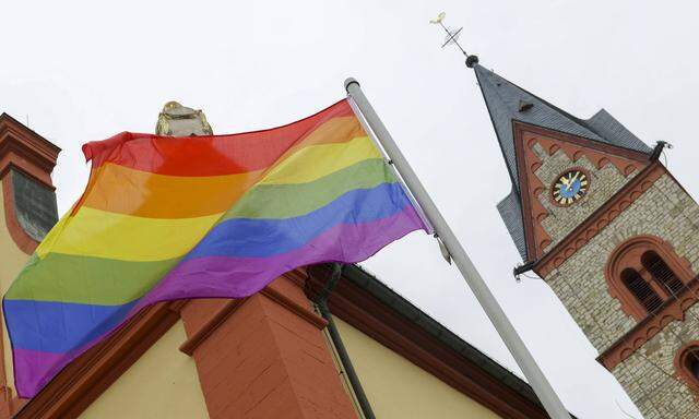 „Die Kirche ist nicht bekannt dafür, dass sie queeren oder homosexuellen Personen sehr offen gegenübersteht. Das hat uns nicht überrascht“, bewertet Anna Szutt, Generalsekretärin der Homosexuellen Initiative (HOSI).