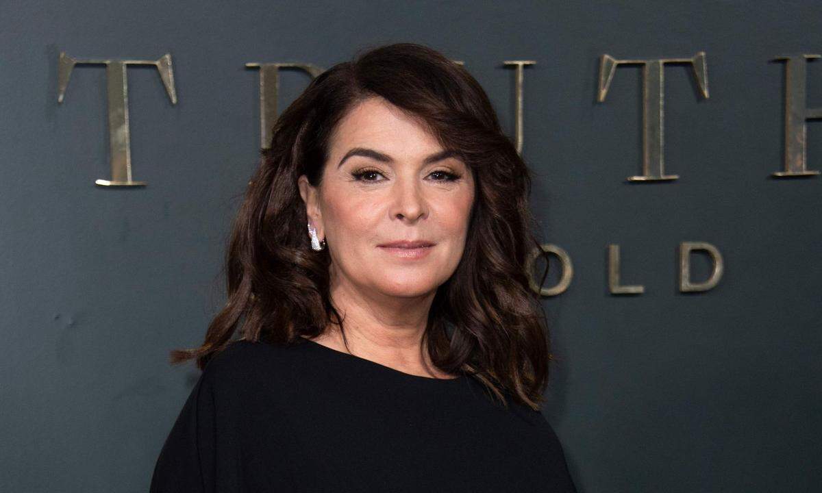 Bei dem Prozess wird auch "Sopranos"-Darstellerin Annabella Sciorra als Zeugin aussagen. Sie gibt an, Weinstein habe sie vor mehr als 25 Jahren vergewaltigt. Die Vorwürfe sind zwar wie bei vielen anderen Frauen verjährt - die Staatsanwaltschaft will aber die Jury davon überzeugen, dass es bei Weinstein ein Muster sexueller Gewalt gab.