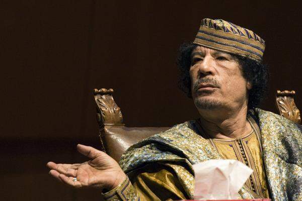 Vor seiner Abkehr vom Regime Gaddafis (Bild) war er im März des Vorjahres laut Medienberichten verdächtigt worden, in Österreich Milliarden-Summen für den damaligen Machthaber geparkt zu haben. Es wurde sogar überlegt, seine Konten in Wien zu sperren. Die Nationalbank wollte dazu auf APA-Anfrage keinen Kommentar abgeben. Ghanem befand sich nicht auf der Sanktionsliste von EU und UNO gegen Gaddafi und dessen Umfeld. Allerdings stand sein Name auf der Schwarzen Liste der USA. Alle seine Guthaben in den USA wurden eingefroren.