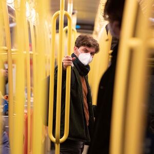 Die Maskenpflicht bleibt an bestimmten Orten bestehen, etwa in Geschäften zur Deckung des täglichen Bedarfs oder in öffentlichen Verkehrsmitteln. Keine Maske braucht es mehr in Seilbahnen oder Reisebussen. 