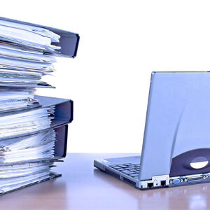 Aktenberg und Notebook